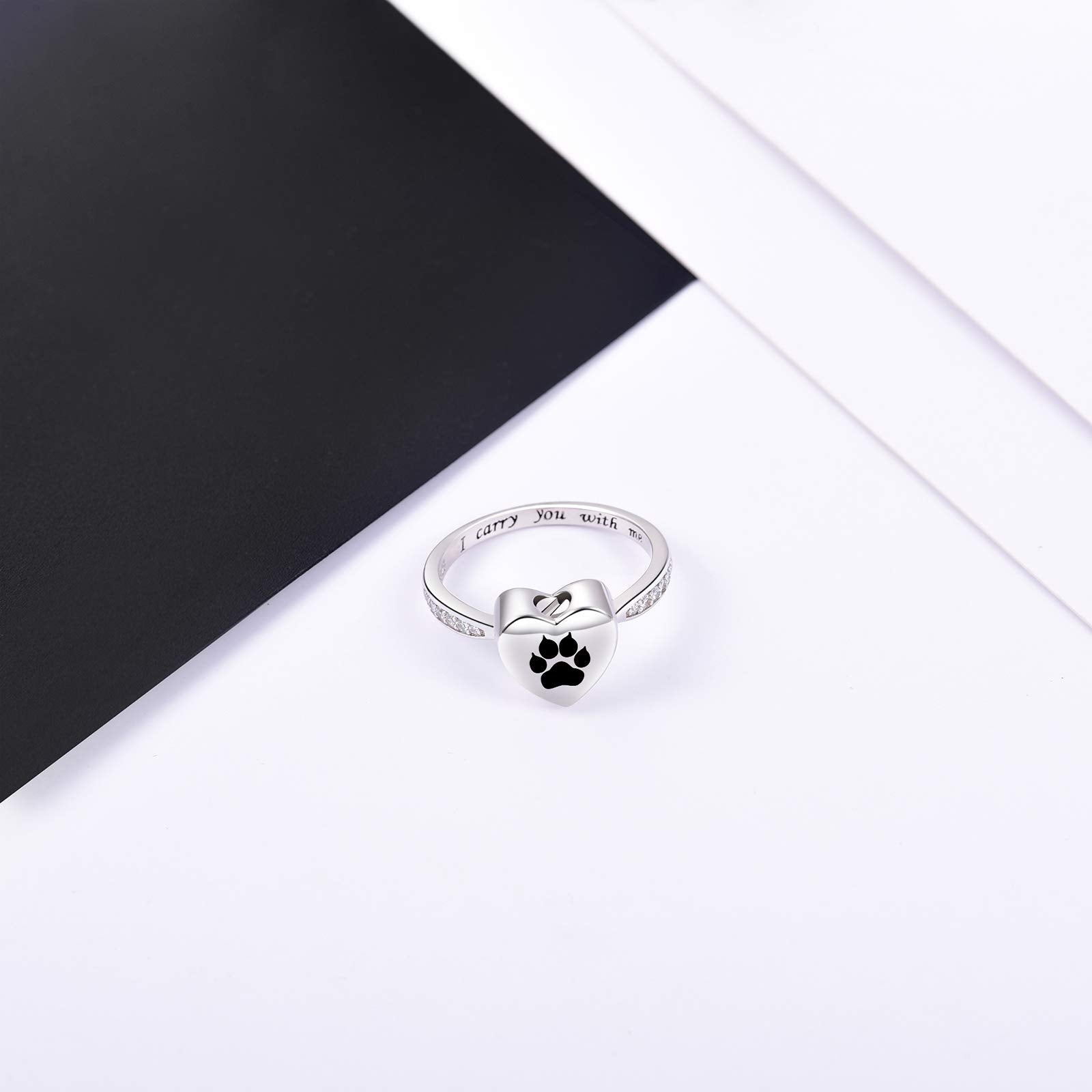 Détail d’emblème cœur émaillé noir sur la bague Fookduoduo.