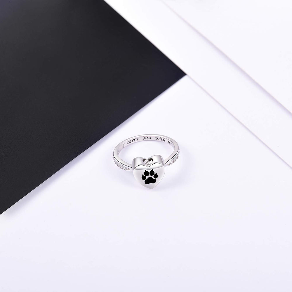 Détail d’emblème cœur émaillé noir sur la bague Fookduoduo.