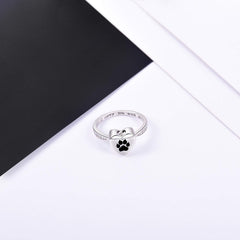 Détail d’emblème cœur émaillé noir sur la bague Fookduoduo.