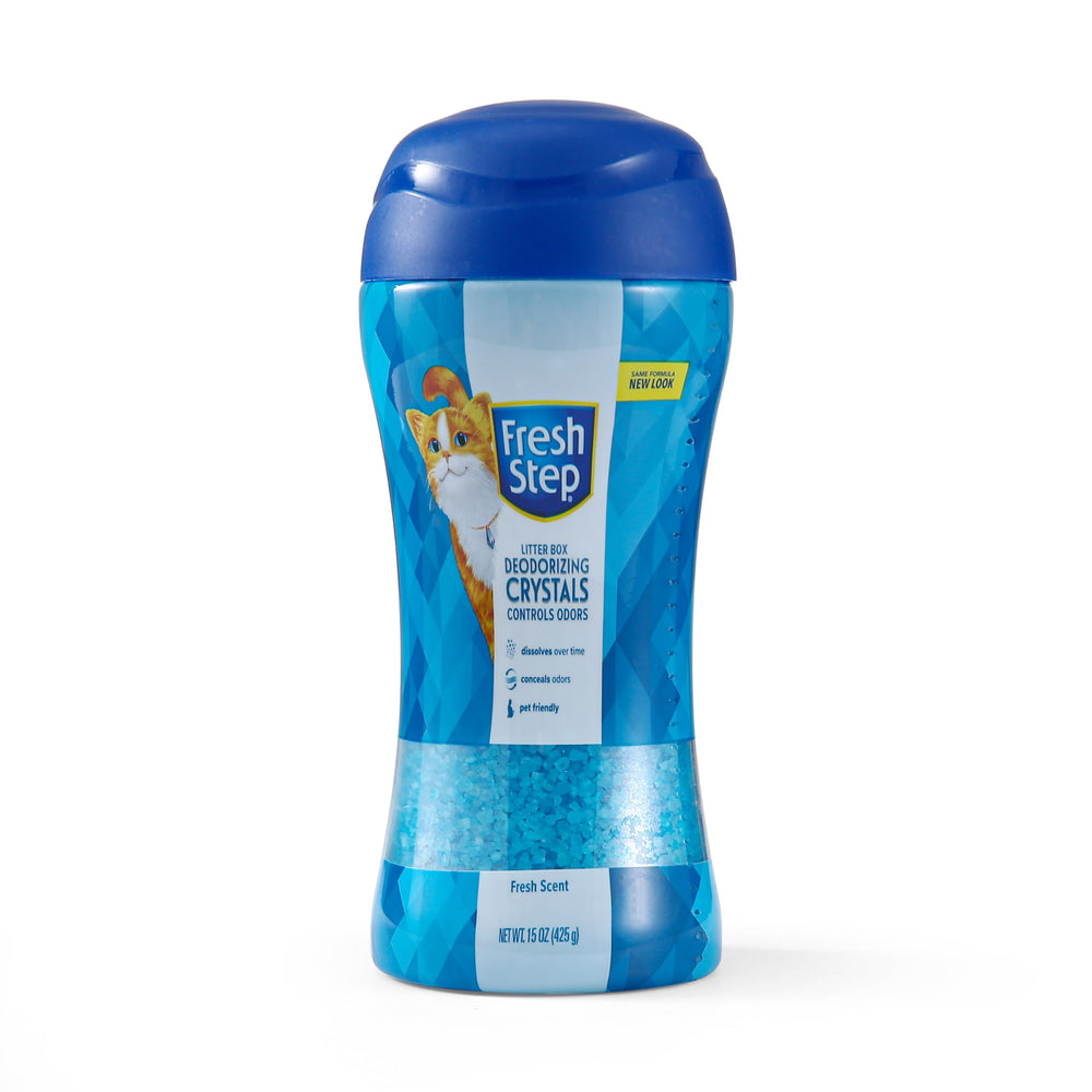Fresh Step cristaux désodorisants dans le pot pour une odeur maîtrisée.