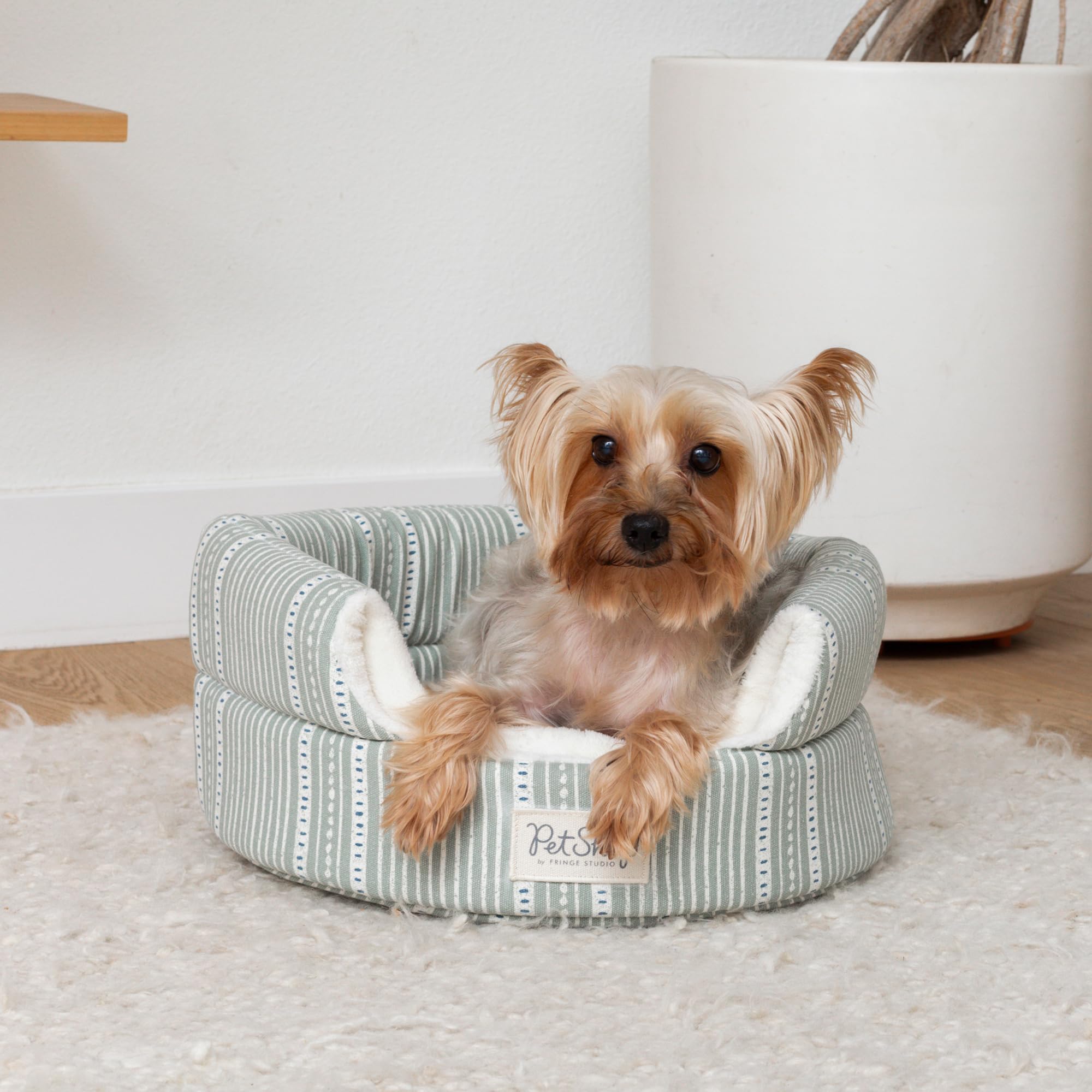 Fringe Studio lit-hutte 2-en-1 Dusty Sage, idéal pour petits chiens et chats.