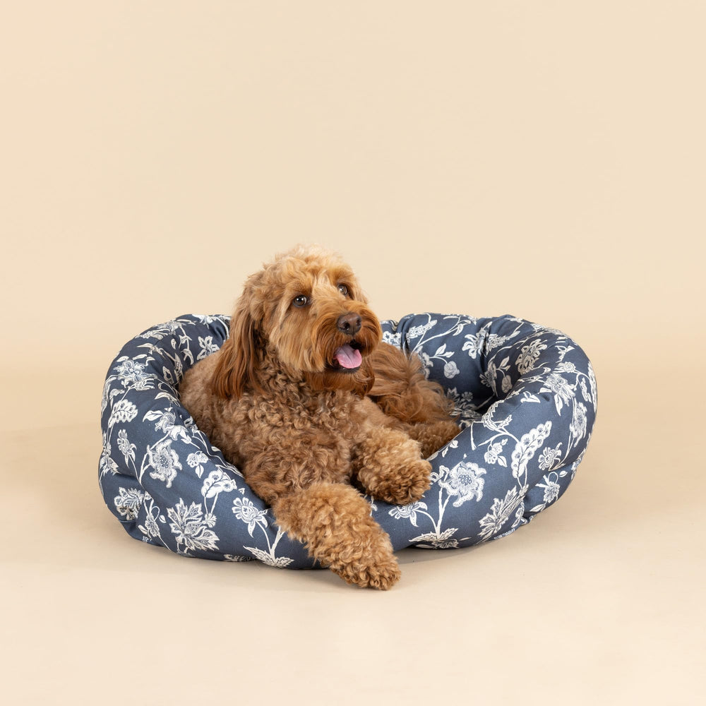 Fringe Studio Indienne Coastal Blue — idéal pour le salon et le coin détente chien.