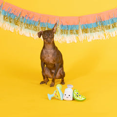 Jouet Fringe Studio petite peluche pour le jeu de rapport, idéal pour sessions courtes et câlin.