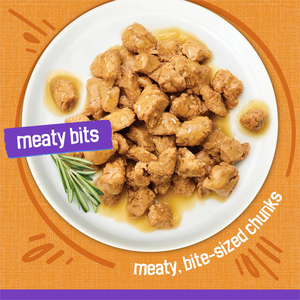Boîte Friskies ouverte révélant morceaux de poulet et sauce onctueuse