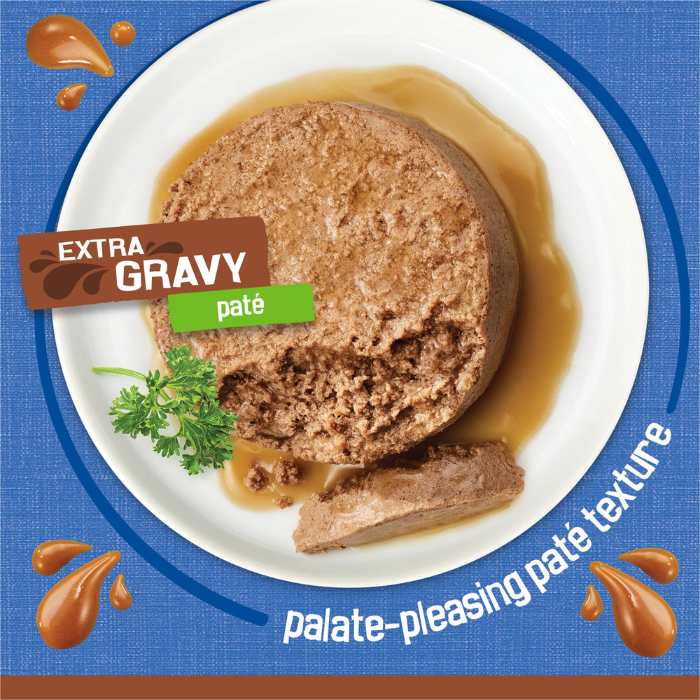Friskies Chat dégustant Pâté au Thon, texture douce et sauce généreuse pour le repas