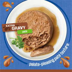 Friskies Chat dégustant Pâté au Thon, texture douce et sauce généreuse pour le repas
