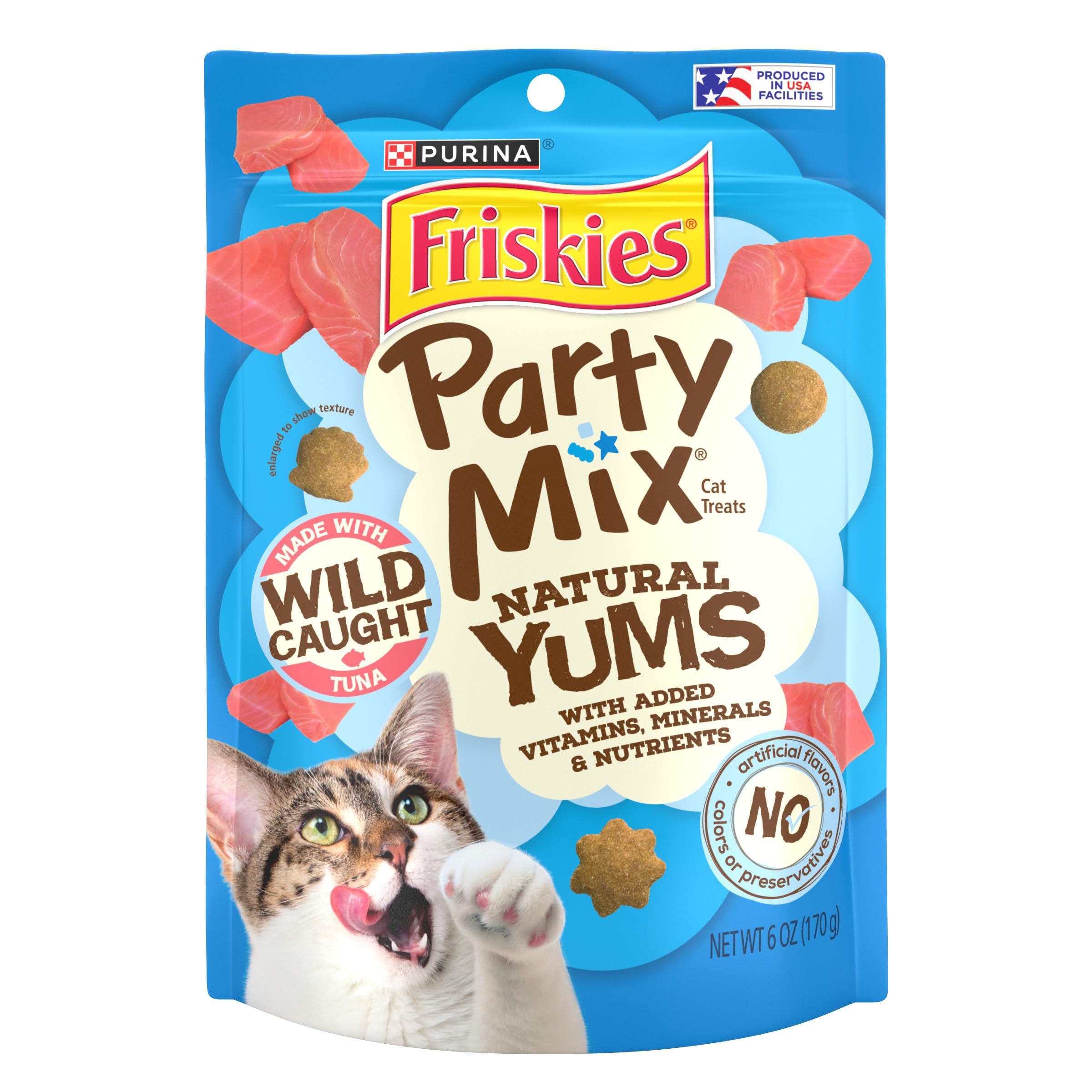 Friandises Friskies Natural Yums au thon sauvage dans un sachet d’emballage.