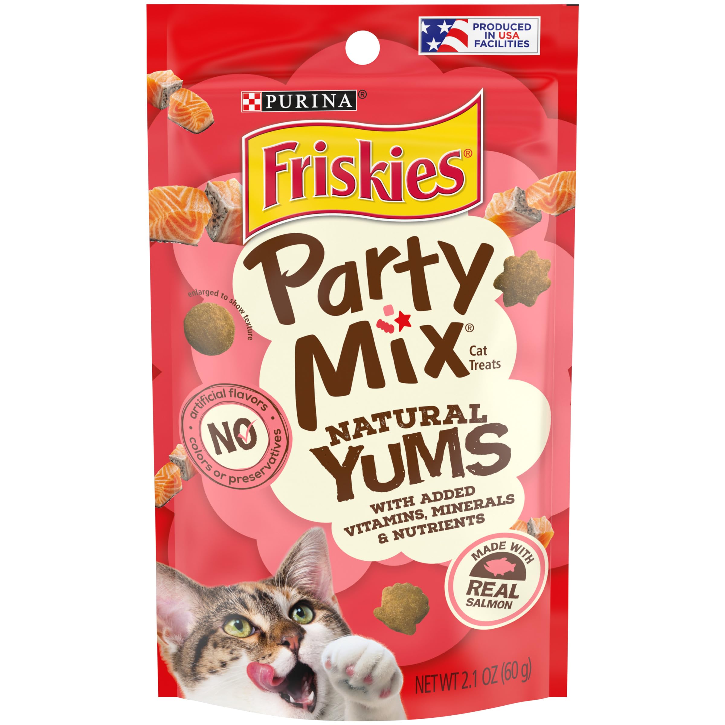 Sachet Friskies Party Mix Natural Yums avec saumon comme premier ingrédient.