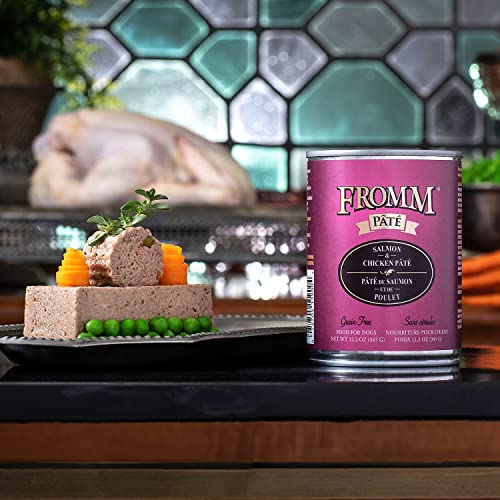 Texture crèmeuse du Fromm Pâté Saumon Poulet pour chien actif.