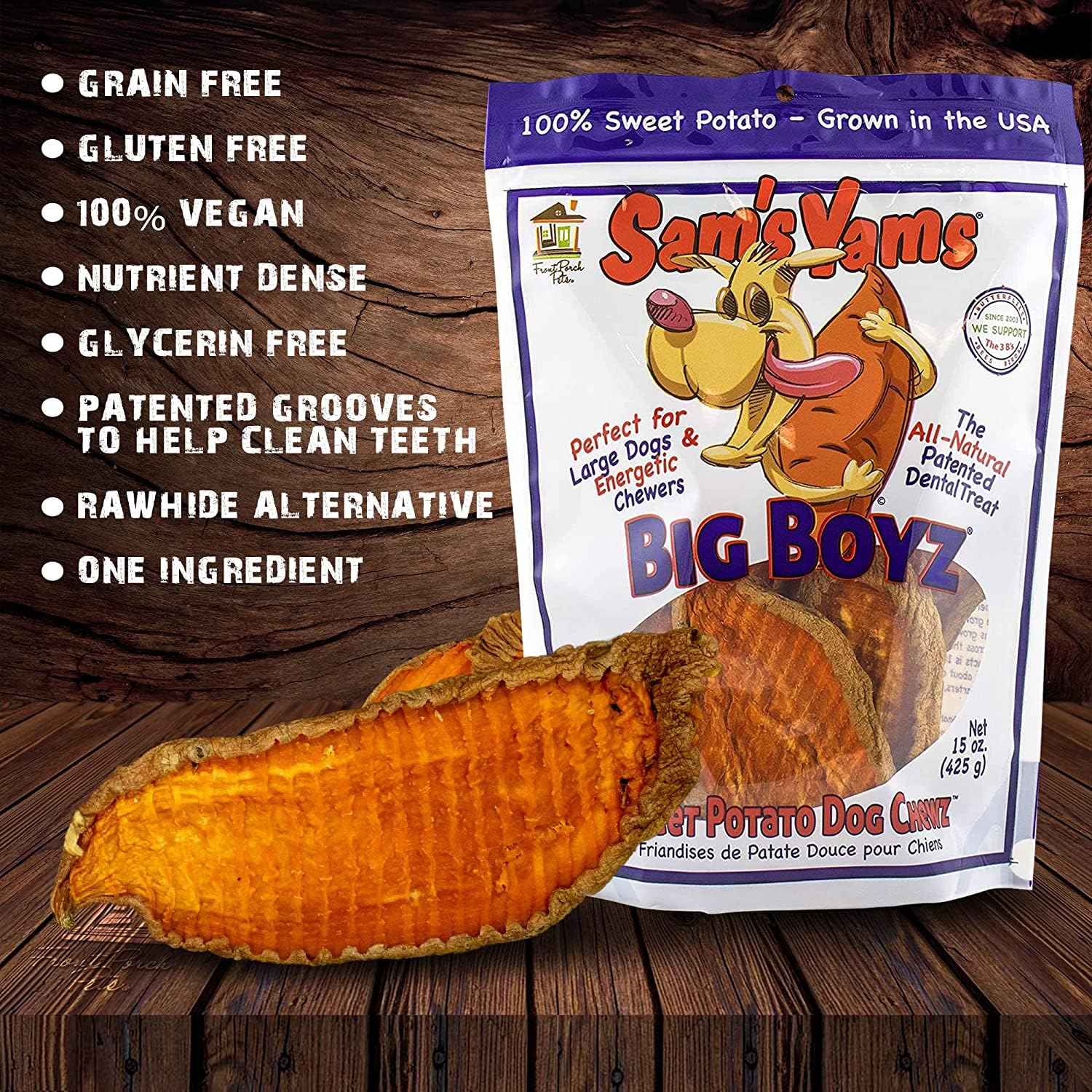 Chien heureux dégustant les bouchées Sams Yams Big Boyz.