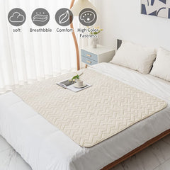 Tapis anti-glisse Fuguitex pour chat offrant stabilité sur le canapé.