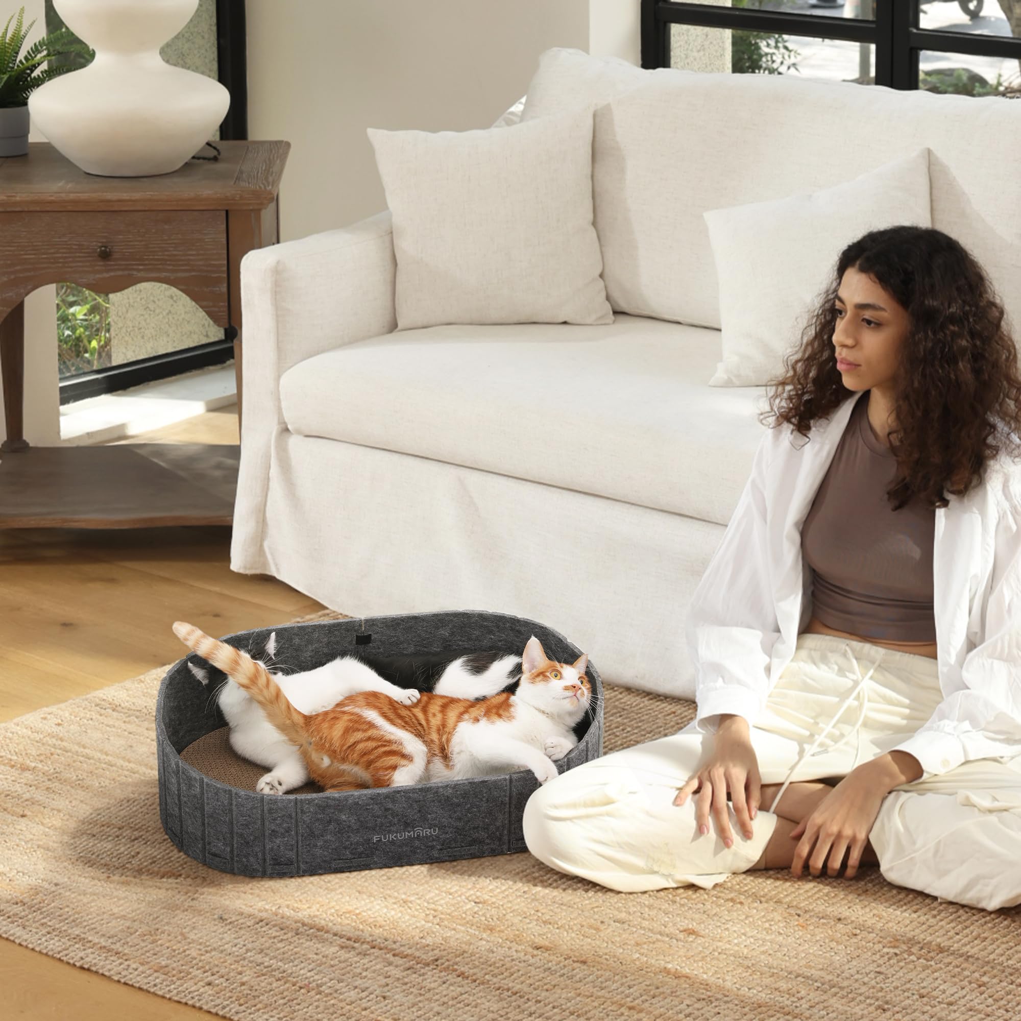 FUKUMARU-chat-grattoir-dormir-relaxation: espace doux pour se détendre.