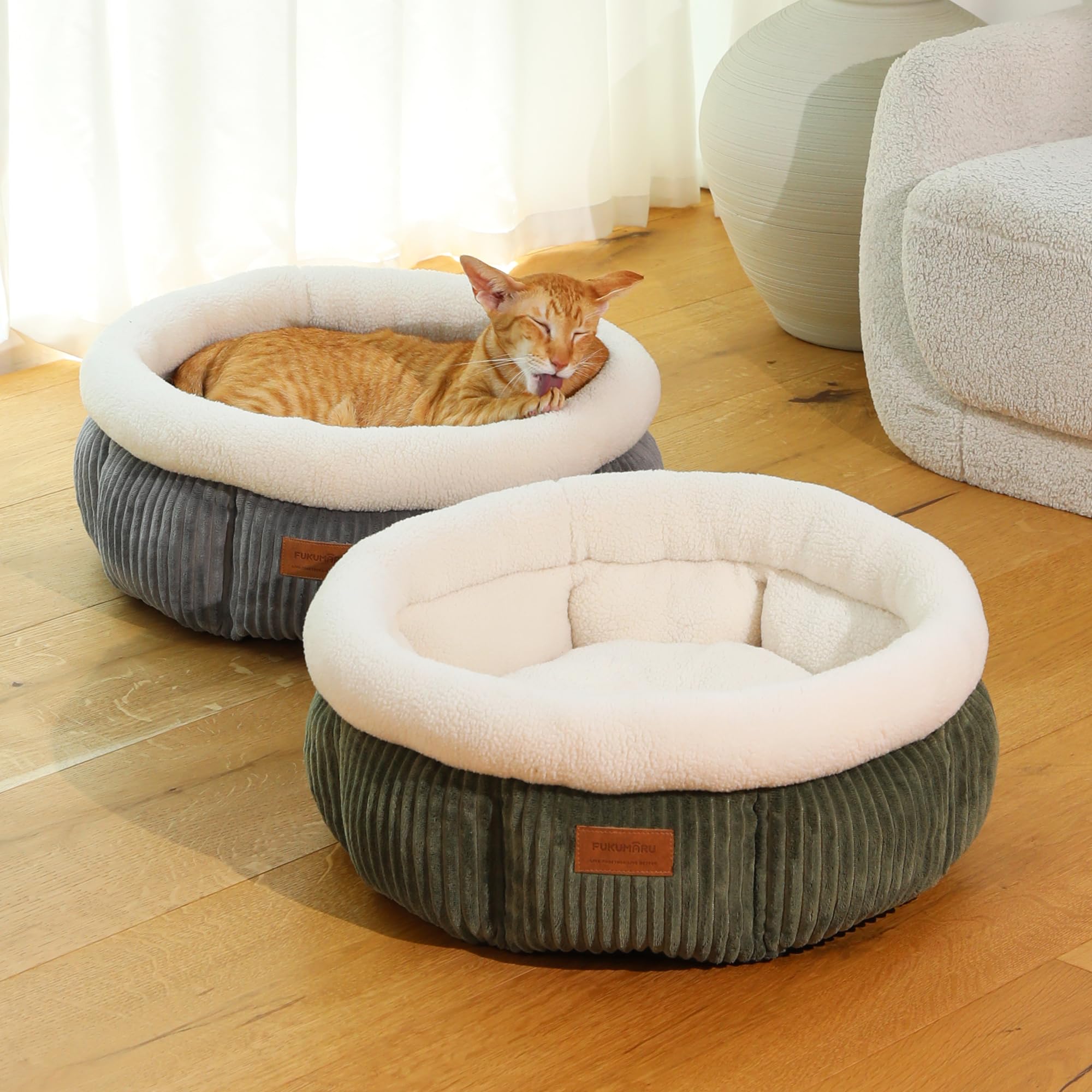 Lit FUKUMARU rond velours cotele vert, ideale en interieur.