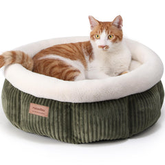 Lit chat FUKUMARU rond velours cotele vert, cocon douillet pour sieste.