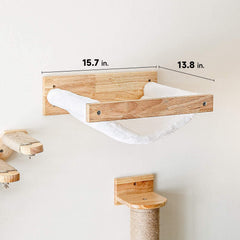 Plateforme chat bois naturel FUKUMARU offre un espace de repos sur mur.