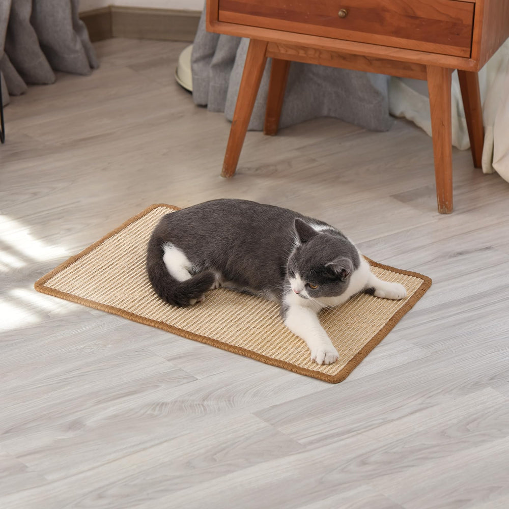Tapis griffage FUKUMARU utilisé comme tapis de jeux pour chats.