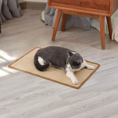 Tapis griffage FUKUMARU utilisé comme tapis de jeux pour chats.