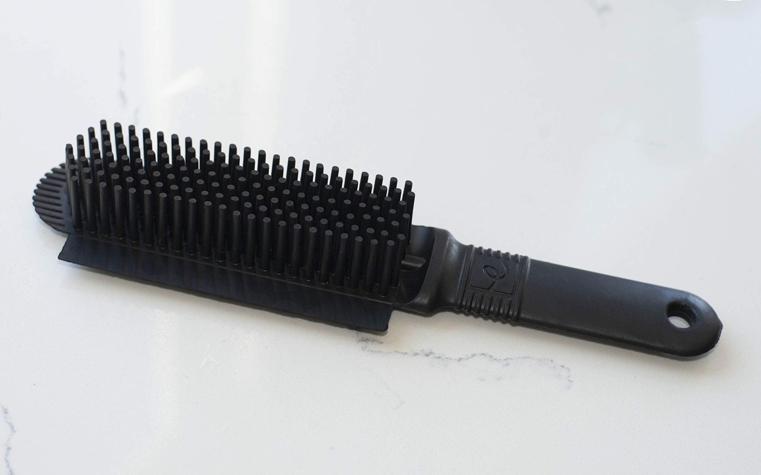 FURemover Plus : utilisable humide et sèche pour démêler et retirer les poils.