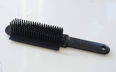 FURemover Plus : utilisable humide et sèche pour démêler et retirer les poils.
