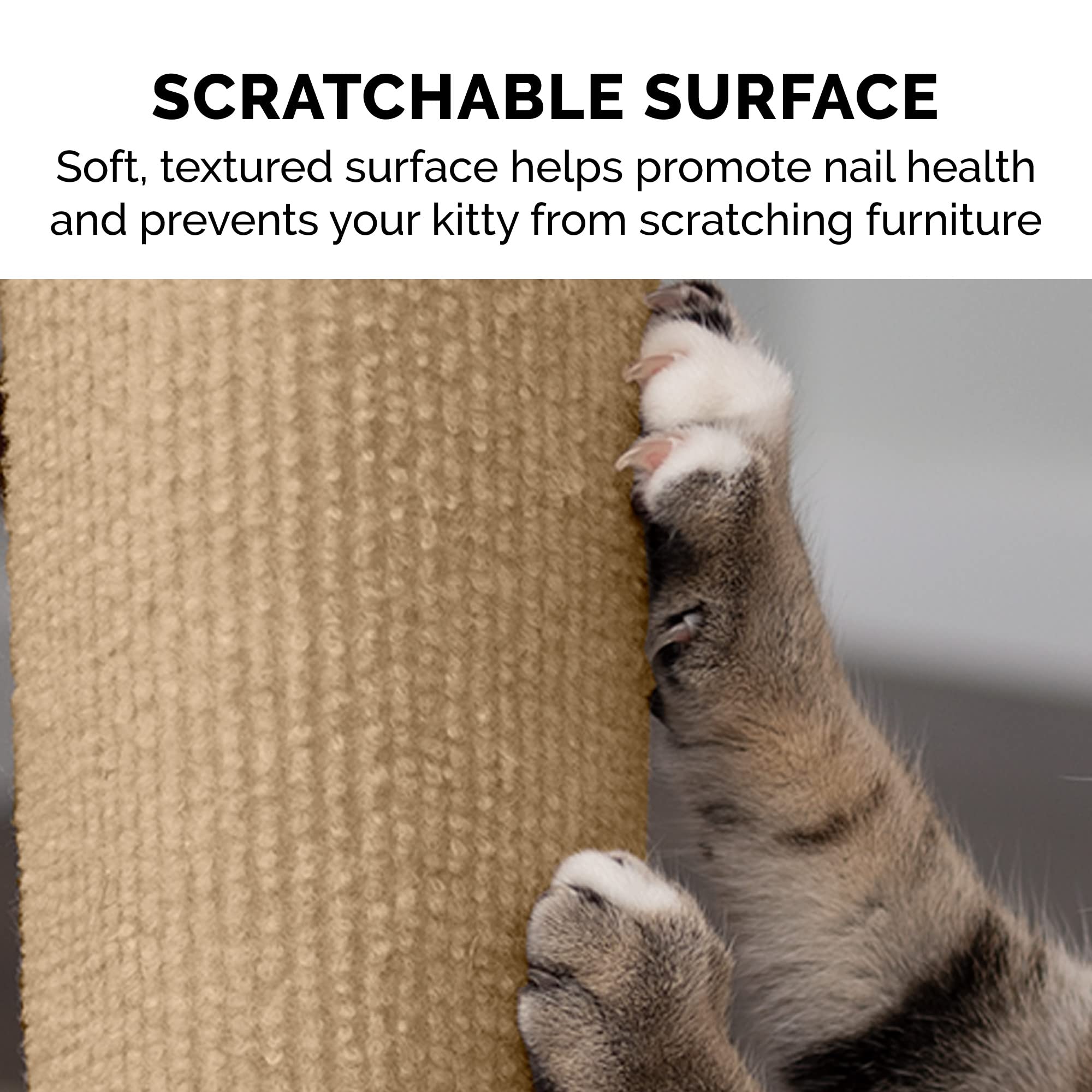 Chat utilisant le tapis de grattage Furhaven sur le poteau