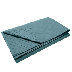 Furhaven protège-couverture imperméable en twill Nile Blue sur canapé.