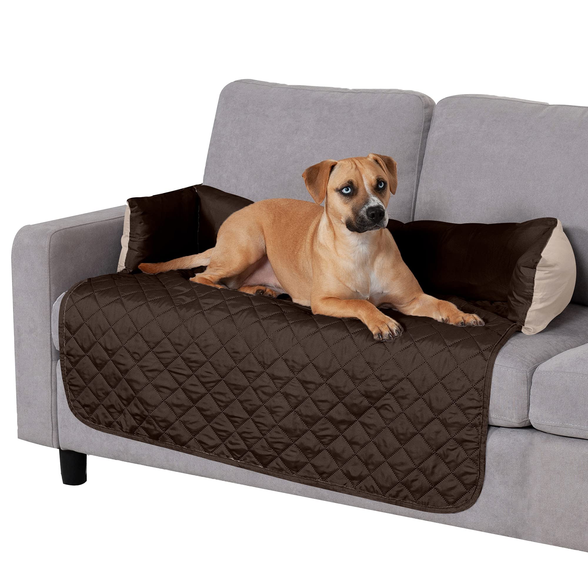 Housse Furhaven réversible espresso-clay sur canapé, idéale pour varier le décor et protéger.
