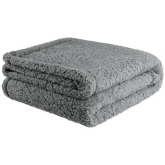 Couverture furrybaby pour chien, douceur et chaleur idéales sur le canapé.