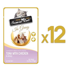 Chat profitant d'un repas humide, praticité du sachet Fussie Cat Premium.