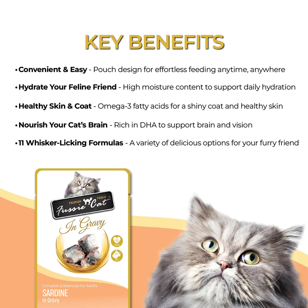 Fussie Cat Premium Sardine dans Sauce – chat appréciant le repas pratique en sachet.