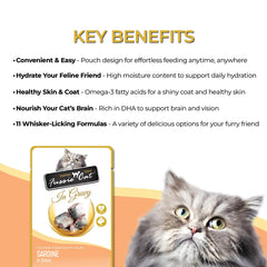 Fussie Cat Premium Sardine dans Sauce – chat appréciant le repas pratique en sachet.