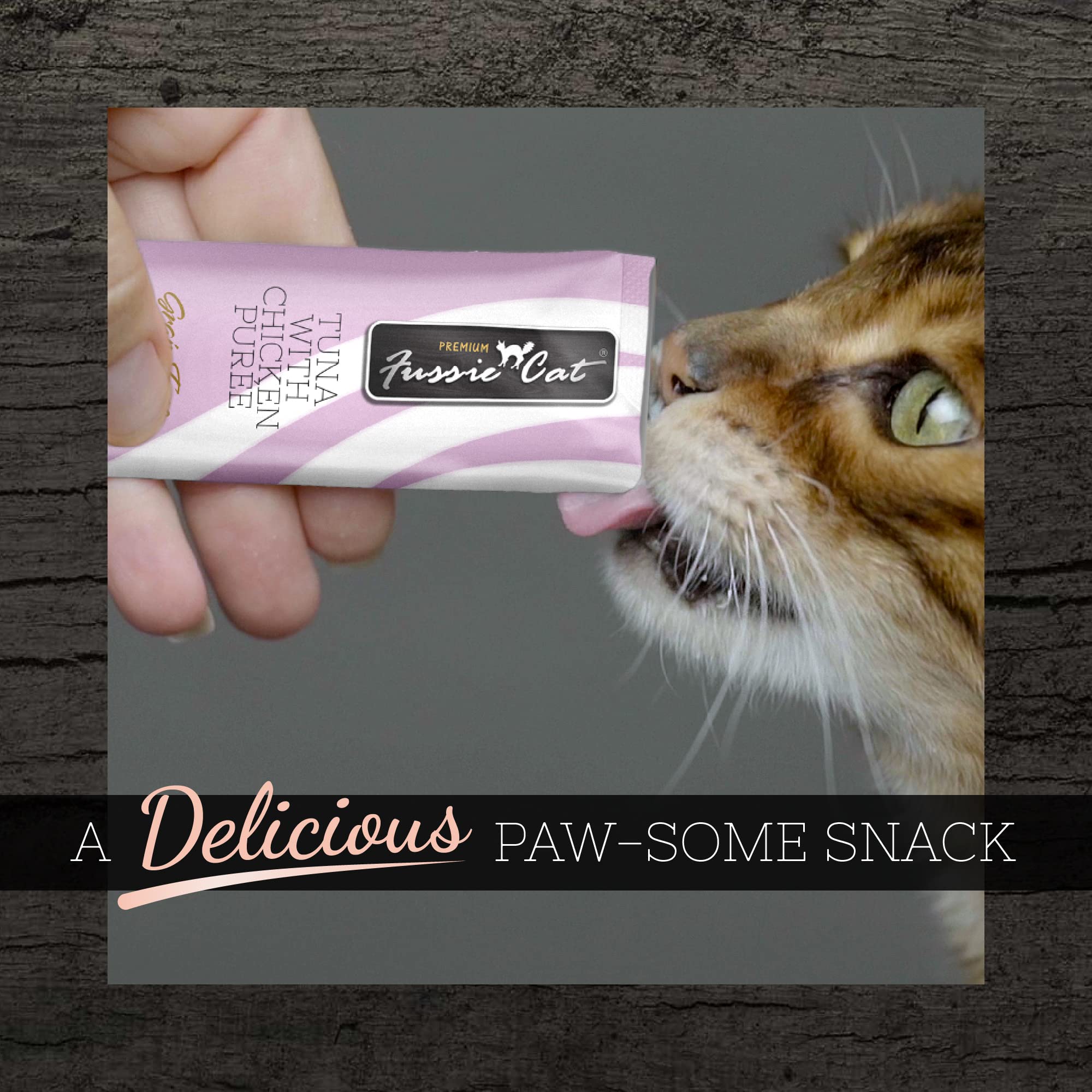 Purée Fussie Cat thon-poulet, emballage pratique pour partager le moment snack.
