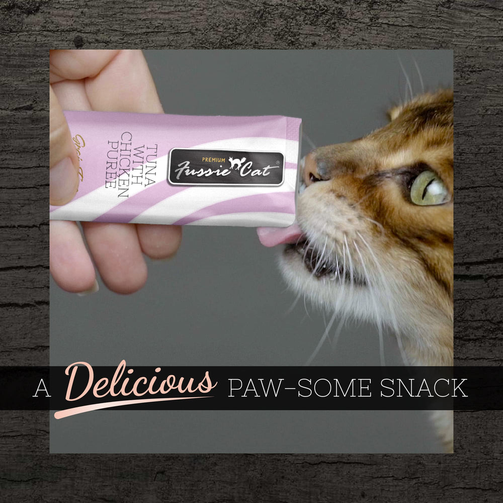 Purée Fussie Cat thon-poulet, emballage pratique pour partager le moment snack.