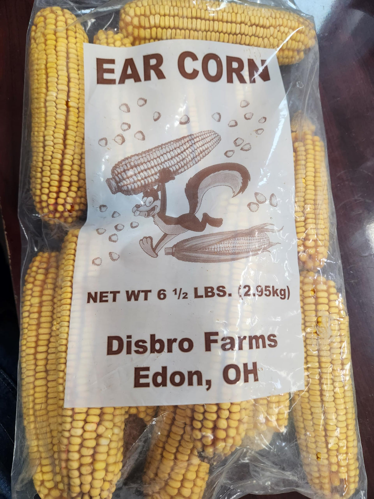 Generic Disbro Farms maïs en oreilles dans son emballage prêt à nourrir les petits animaux.