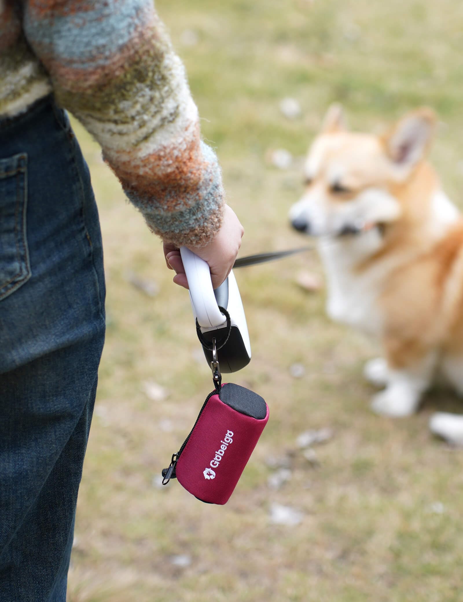 Gobeigo attache clip et boucle auto-agrippante pour fixer le porte-sacs où que vous soyez.