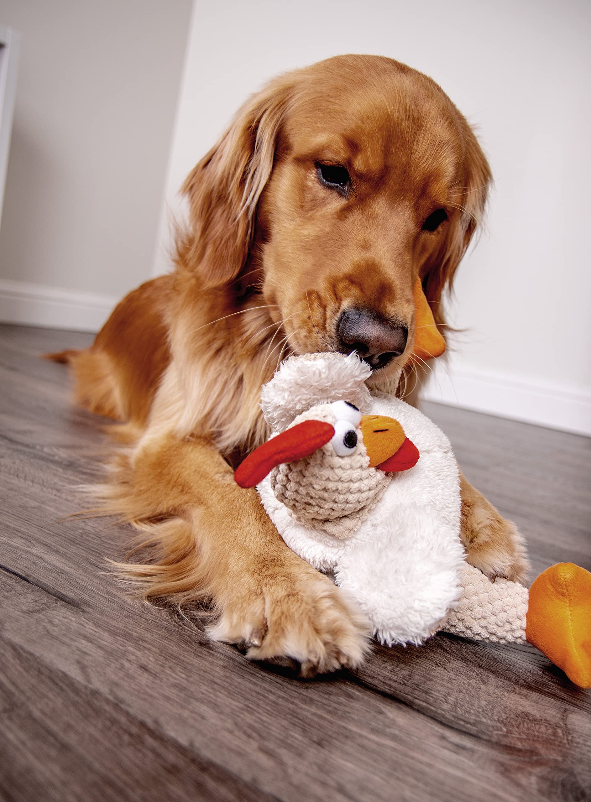 Doublure résistante visible sur la peluche Fat Rooster, durabilité accrue.