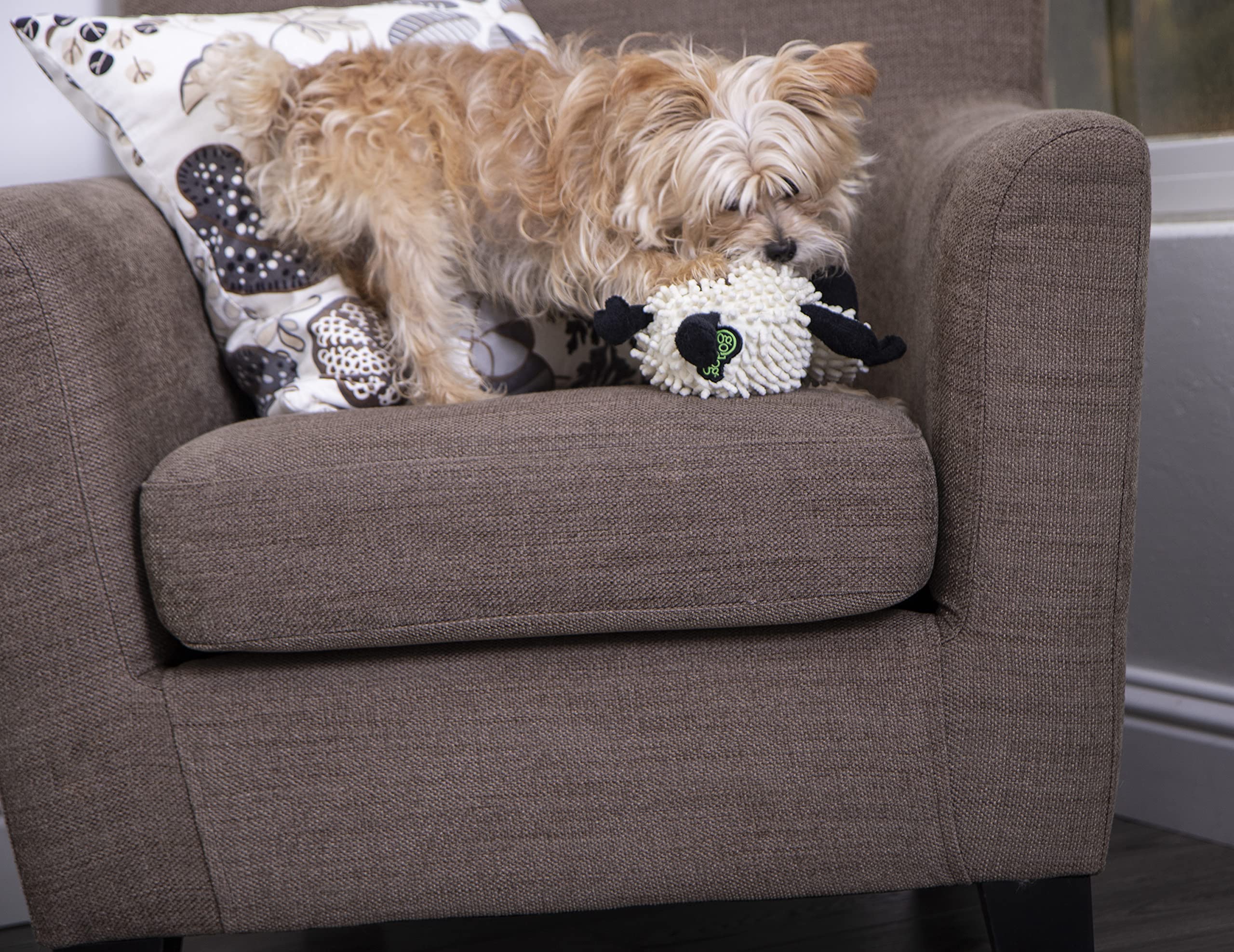 goDog Fuzzy Wuzzy Lamb, peluche douce idéale pour les câlins nocturnes.