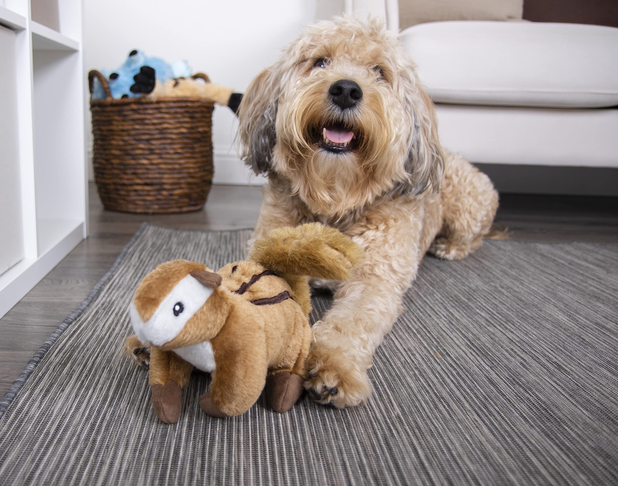 goDog Wildlife tamia brun grand peluche, détails brodés améliorant le réalisme.