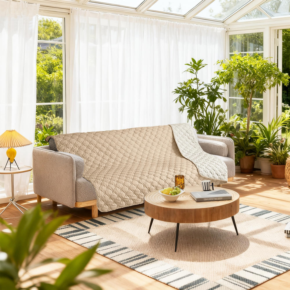Couleurs beige foncé et beige clair s'adaptent à votre intérieur.
