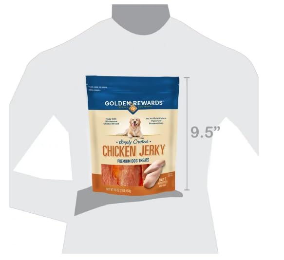 Chien heureux avec Golden Rewards snack, moment de plaisir quotidien.