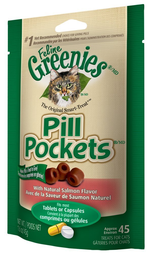 Chat deguste friandise Greenies au saumon aprS medicament