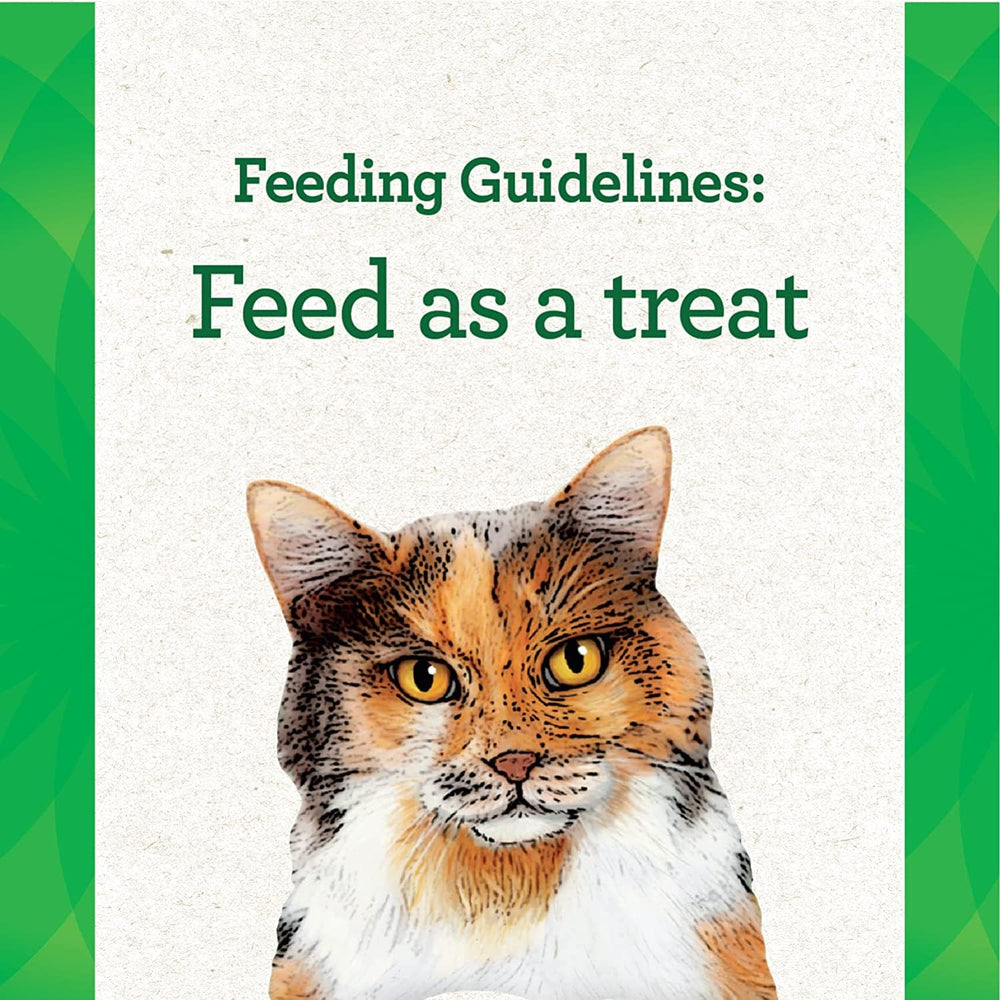 Moment d’administration facilité grâce à Greenies, friandise au saumon pour chats adultes.