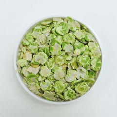 GuineaDad Flocons de Pois, alimentation à la main, moment privilégié de lien.