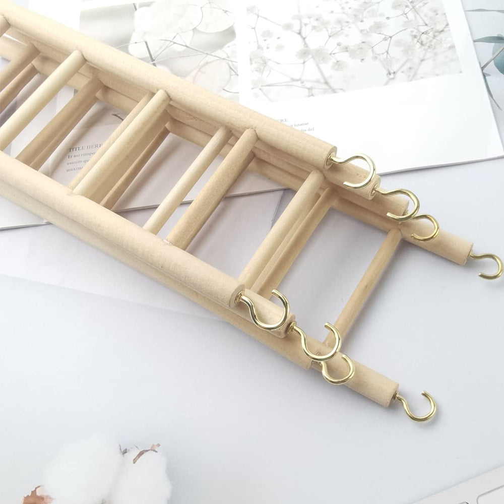 Échelle bois neutre, s’adapte à diverses cages et décorations.