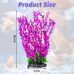 La plante artificielle ajoute profondeur et abri naturel dans l’aquarium.