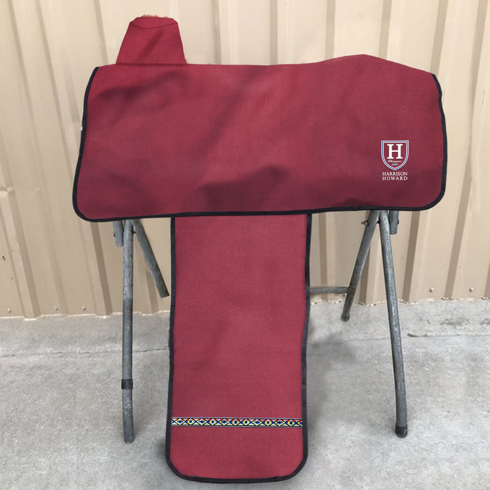 Coloris Bordeaux du couvre-selle Harrison Howard, look chic et pratique.