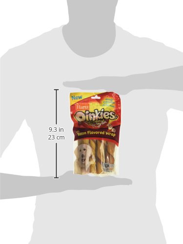 Chien mâchant des torsades Hartz Oinkies croustillantes