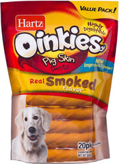 Hartz Oinkies Twists en peau de porc fumée, emballage visible pour l’activité de mastication.