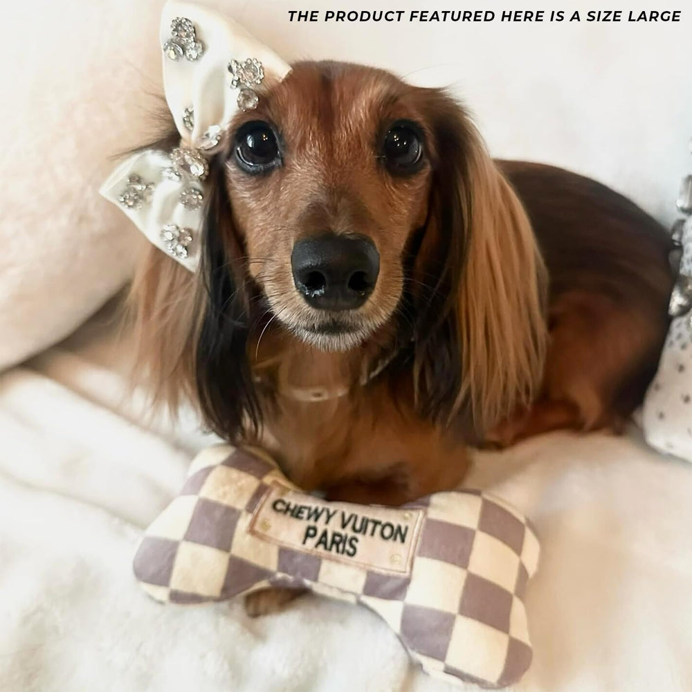 Détails brodés Haute Diggity Dog ajoutant une touche couture