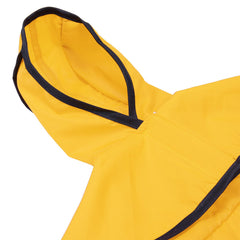 Sangle ventrale ajustable offrant un ajustement confortable sur la plupart des chiens.