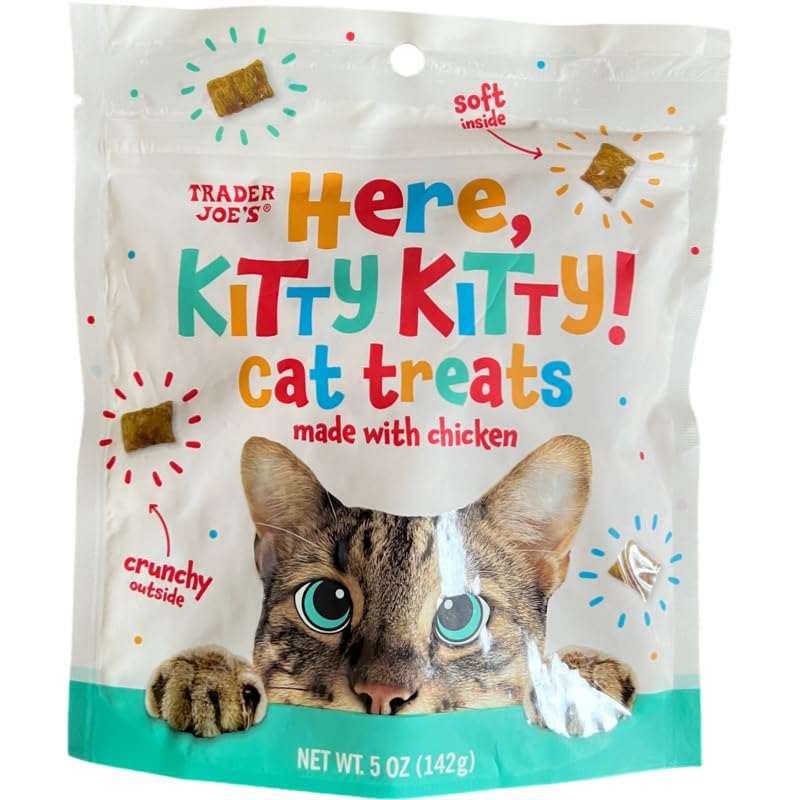 Friandises Here Kitty Kitty au poulet dans leur emballage pratique.